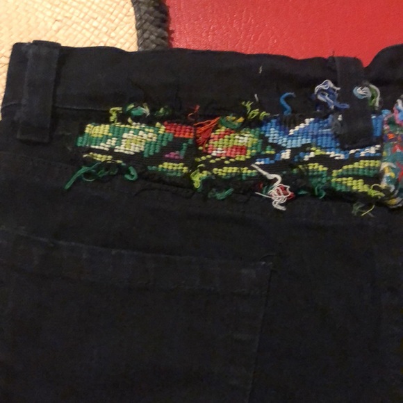 Jen’s Pirate Booty Raw Hemmed Embroidered Black Jean Low Rise Shorts - Picture 6 of 13